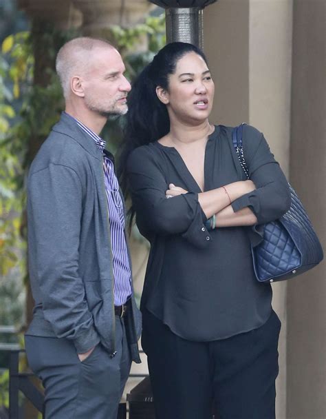 Jan 3, 2021 · Kimora Lee Perkins married Russell Simmons in December 1998. They have two daughters, Ming Lee Simmons (born January 2000) and Aoki Lee Simmons (born August 2002). The couple separated in 2006 and later divorced. Kimora was in a relationship with Academy Award nominated actor and former model, Dijmon Hounsou in …